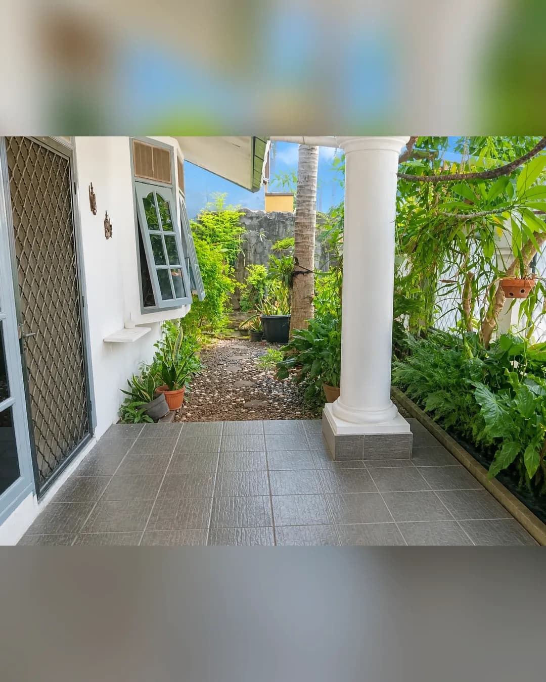 Rumah Asri dengan Lantai Mezzanine di Pondok Gede